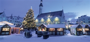 Christmas Market on Town Hall Square by Toomas Volmer